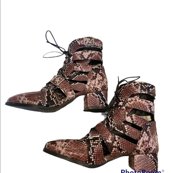 Cut out snakeskin ankle booties - Picture 2 of 6